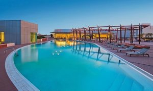 5* Pool Pass with Food and Beverage Credit